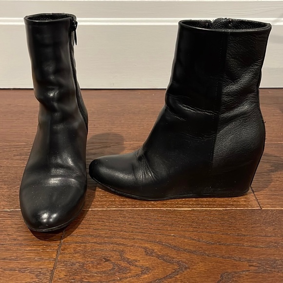 Vince Women’s Black Leather Wedge Boots Size 6 - Picture 1 of 9